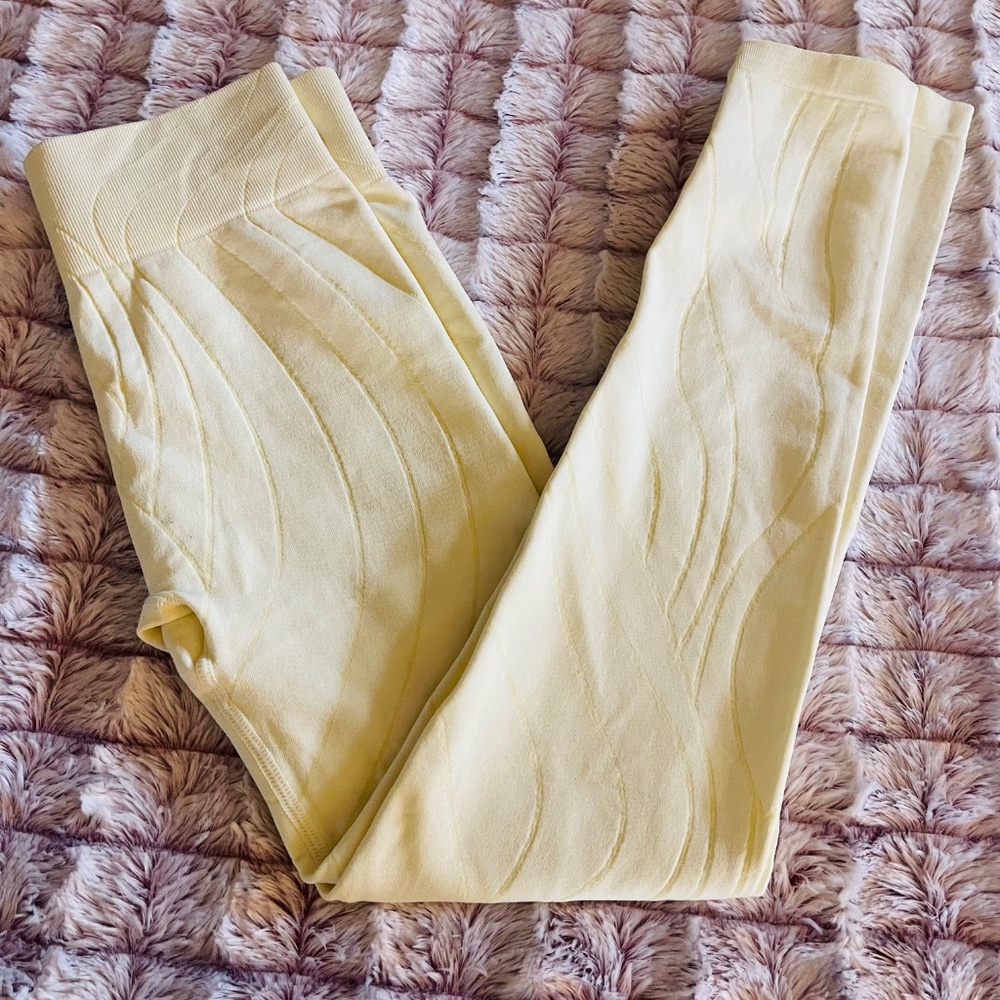PrettyLittleThing Ribbed Yellow Activewear Set – Size Medium – NWT - Picture 5 of 9